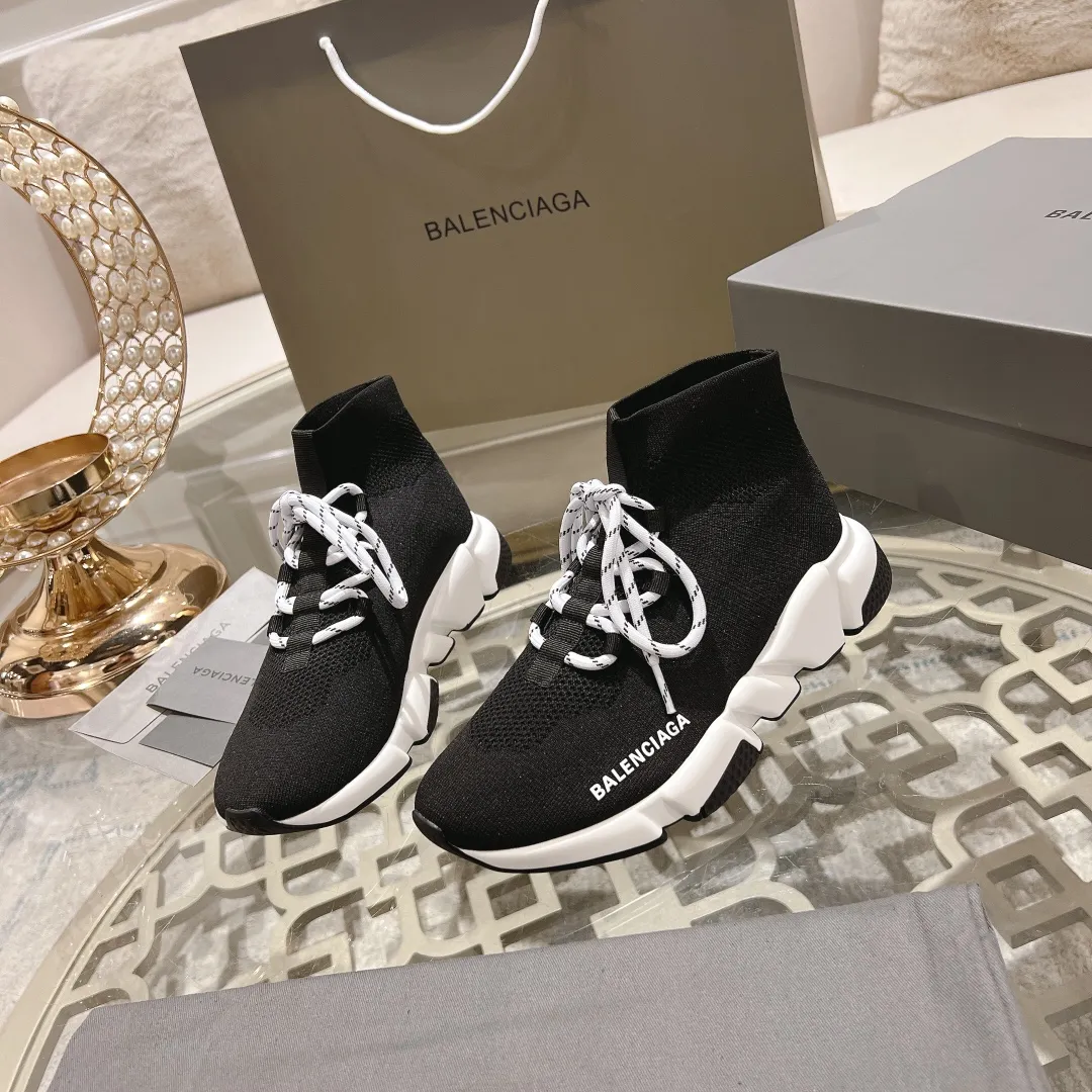 👟👟Ex-factory price 400👟👟 Balenciaga classic sock boots, originally produced by the factory, purchasing agent level. The latest original outsole mold, (TPU ten-vacuum outsole, the highest version on the market, please do not compare prices with TPR outsole, don’t bother if you don’t know the product) The black, white and red three-color vacuum sole shows high-end luxury. •Upper: elastic fly weave, double-layer composite gold wire high-elastic knitted mesh cotton •Inner lining: imported double-sided velvet, which is comfortable and resilient to shape •Insole: original imported terry cloth, breathable and not fading •Sole: TPU ten-vacuum outsole (to eliminate pores) •Packaging: full set of packaging (certificate, cloth bag, handbag) •Size: 35-47 standard code (34, 45, 46.47 can be customized and non-returnable)